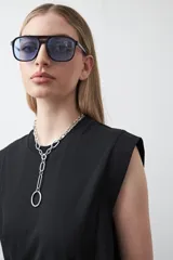 Remera sin mangas negra con hombros marcados y caída recta.