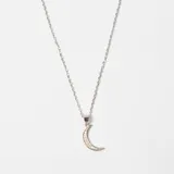 Colgante de cadena fina con dije de media luna pavé, elaborado en plata 925.