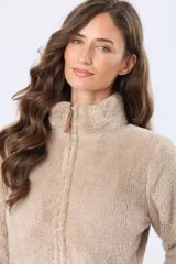 Campera de sherpa color beige con cierre frontal, cuello alto y bolsillos laterales con detalles en cuero sintético.