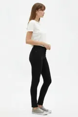 Pantalón jean skinny de tiro medio, color negro, de corte ajustado al cuerpo.