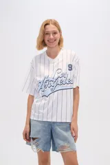 Remera blanca con rayas verticales azules y estampado frontal con la inscripción 'Los Angeles' y el número 9.