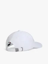 Gorra de béisbol blanca de seis paneles, confeccionada en algodón. Presenta bordados frontales con los logotipos de Cadillac Formula 1 Team y Tommy Hilfiger. Incluye ojales de ventilación, botón superior y hebilla metálica de ajuste en la parte trasera.