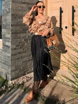 Falda larga plisada de satén color negro, con efecto brillante y cintura elástica.