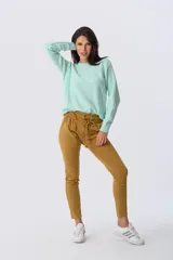 Sweater de punto color verde menta, con cuello redondo y mangas largas con detalle de calados.