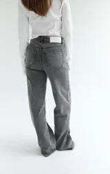 Pantalón de jean gris con corte wide leg y tiro alto.