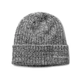 Gorro de lana tejido con diseño de punto grueso y efecto jaspeado en tonos grises y negros. Presenta un borde doblado y el logo de la marca bordado en la parte frontal.
