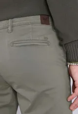Pantalón chino gris oscuro de corte slim fit.
