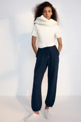 Pantalón jogger de tiro alto color amarillo pastel, con cintura elástica ajustable con cordones y bolsillos laterales ocultos en costura.
