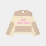 Suéter de punto oversize en bloques de color beige y crema, con diseño a rayas horizontales y el logo de la marca bordado en relieve de color rosa en el pecho.
