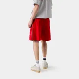 Short deportivo rojo con cintura elástica, bolsillos laterales con cierre y ribetes blancos.