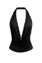 Top negro de estilo halter con escote profundo drapeado y detalle de tachas metálicas plateadas a lo largo de los bordes. Posee cierre de broches en la nuca.