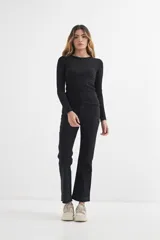 Remera gris oscura de manga larga y cuello redondo, corte ajustado.