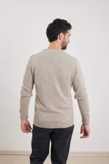 Sweater de tejido de punto color naranja melange, con cuello redondo y manga larga.