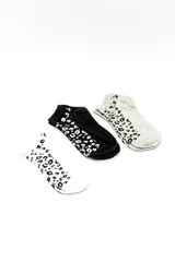 Pack de tres pares de medias cortas tipo ankle con estampado animal print lateral en colores blanco, negro y gris.