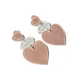 Par de aros colgantes con forma de corazón color rosa con glitter, unidos a una pieza con forma de labio plateado con glitter y un corazón pequeño color rosa con glitter.