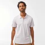 Remera polo de piqué de algodón color lila claro con cuello y mangas con ribete blanco.