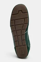 Zapatilla deportiva estilo running color verde, con combinación de materiales, pespuntes decorativos, cordones y talonera en contraste.