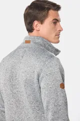 Campera gris jaspeado con cierre frontal, cuello alto y bolsillos laterales. Interior de polar.