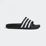 Sandalias tipo chinela Adidas Adilette, color negro con las tres bandas características de la marca en color blanco sobre la banda superior. Presentan una plantilla contorneada y suela de poliuretano.