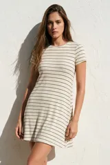 Vestido corto de corte evasé con estampado de rayas horizontales finas, cuello redondo y mangas cortas.