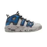 Zapatillas Nike Air More Uptempo, color gris con detalles en azul y negro.