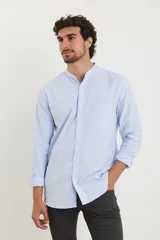 Camisa blanca de manga larga con cuello mao y bolsillo en el pecho.