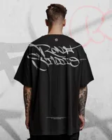 Remera negra con efecto lavado, corte holgado y estampado de graffiti en la espalda.