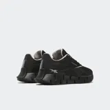 Championes Reebok Zig Dynamica Str negros con detalles en gris y blanco. Capellada de malla con refuerzos de TPU, entresuela FuelFoam y suela de goma.