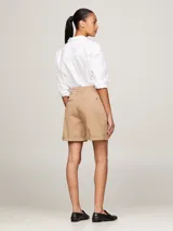 Short color beige de corte amplio con corte Mom y tejido teñido en prenda de mezcla de algodón.