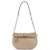 Cartera tipo saddle marca Guess, color gris, con estructura firme, solapa frontal con detalle de logo metálico y correa de cadena dorada con sección de cuero sintético.