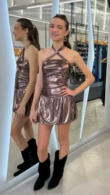 Vestido corto de Lurex color marrón metalizado, con diseño halter cruzado y falda estilo globo abuchonada.