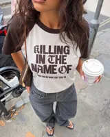Remera estilo raglan con cuerpo blanco y mangas cortas marrones, con diseño gráfico inspirado en Rage Against The Machine y la frase 'Killing In The Name Of' en el frente.