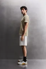 Camiseta de corte relajado confeccionada en tejido de algodón pesado, con cuello redondo y manga corta.