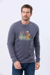 Remera de manga larga color bordó, con cuello redondo y estampado frontal de un paisaje montañoso con pinos y la palabra "LEGACY".