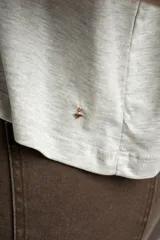 Remera celeste de corte amplio con mangas cortas con volados.