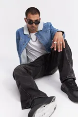 Campera de jean con interior de corderito, cuello clásico y cierre frontal con botones metálicos. Presenta un diseño de denim azul con costuras reforzadas y bolsillos laterales.