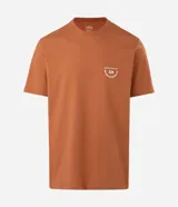 Remera masculina color marrón, de corte comfort, con cuello redondo y mangas cortas. Presenta un estampado de letras "Travelers" en el pecho y la espalda.