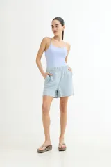 Body color beige con breteles finos.