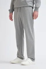 Pantalón deportivo de corte recto en color gris melange, con cintura elástica y cordón ajustable.