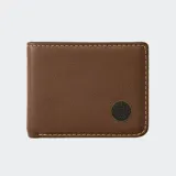 Billetera marrón de cuero con costuras en contraste y logo metálico de Rip Curl. Cuenta con protección RFID, múltiples ranuras para tarjetas, monedero con cremallera y compartimento para billetes.