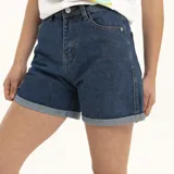 Short de jean azul oscuro con ruedo doblado.