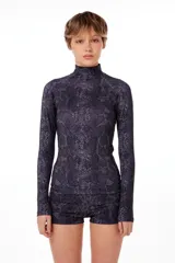 Polera negra con estampado de piel de serpiente, de tela elastizada (polysoft) y cuello alto.