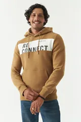 Canguro azul marino con capucha, con una franja horizontal gris en la parte superior del pecho con la palabra "CONNECT" estampada en blanco. Tiene un bolsillo tipo canguro en la parte delantera y cordones ajustables en la capucha.