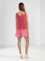 Shorts de viscosa con estampado de flores y rayas verticales, cintura elastizada, pliegues al frente y bolsillos laterales.