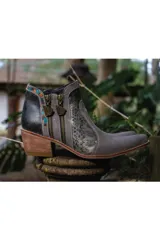 Bota corta de cuero gris y negro con detalles pintados a mano y estampado efecto reptil, con doble cierre lateral y taco cuadrado de madera.
