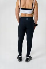 Calza deportiva de tiro alto color negro, con diseño ajustado y el logo de la marca bordado en la parte superior delantera.