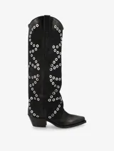 Bota de caña alta negra de cuero, con punta fina, taco bajo y aplicación de ojalillos metálicos a lo largo de la caña.