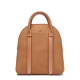 Mochila estructurada compacta color tostado, con material exterior de símil gamuza combinado con PU. Cuenta con doble asa corta superior, correas traseras regulables, compartimento principal con cierre superior, bolsillo interno con cierre y herrajes metálicos dorados.
