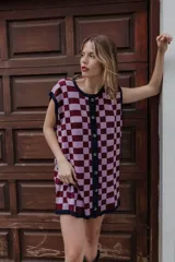 Vestido corto tejido en jacquard de algodón, con estampado a cuadros en tonos lila y borgoña, cuello redondo y cierre frontal con botones.