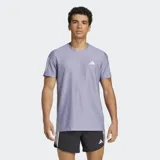 Remera de running Adidas Own The Run color lila con logo y tres tiras blancas.